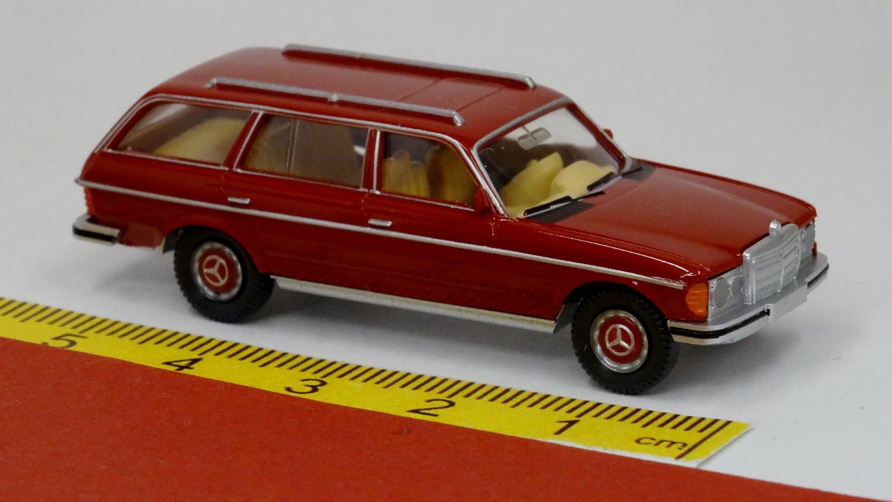Merdeces 250 T S123 Kombi braunlrot - Wiking 0155 01