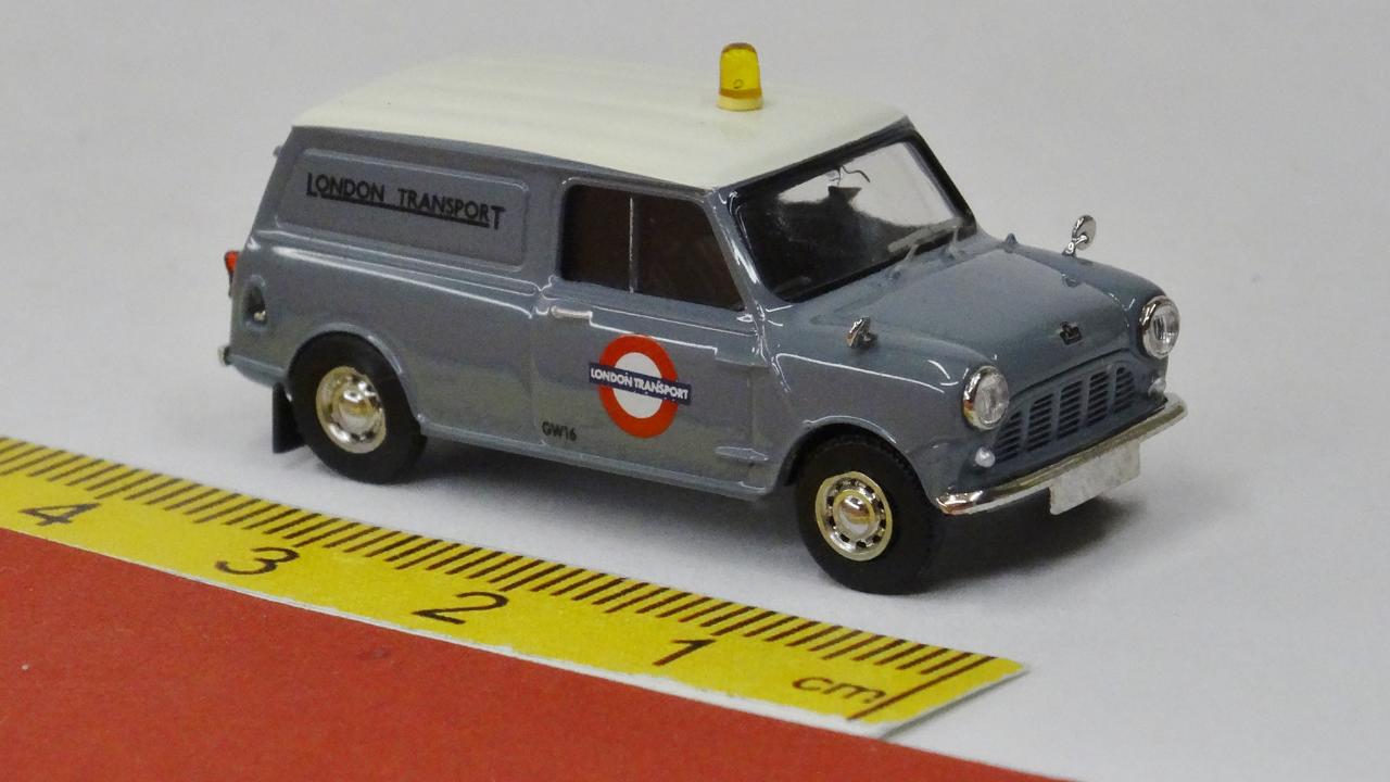 Austin Mini Countryman London Transport - Brekina 15370