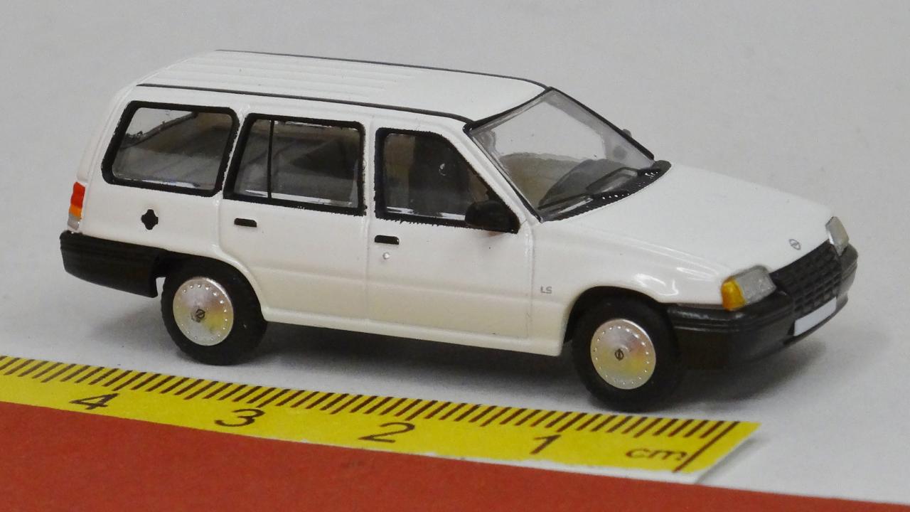 Opel Kadett E Caravan weiss - PCX87 870496