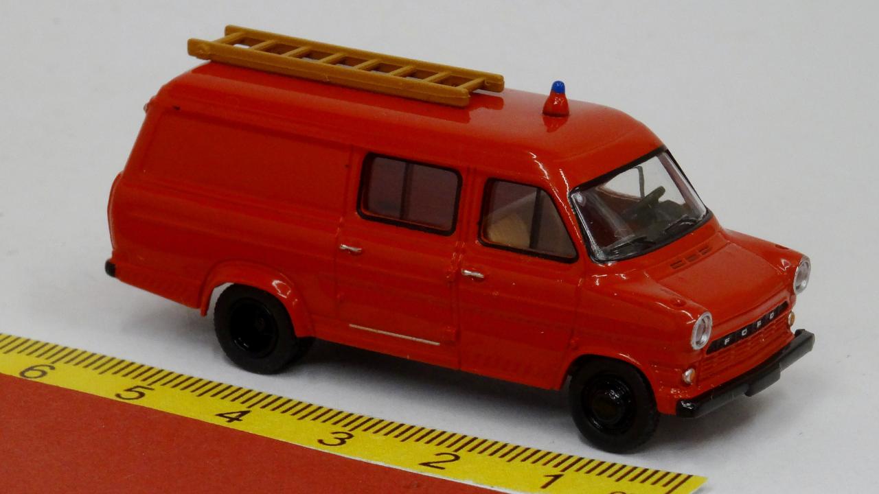 Ford Transit Mk 1 Feuerwehr rot/schwarz - Brekina 34160