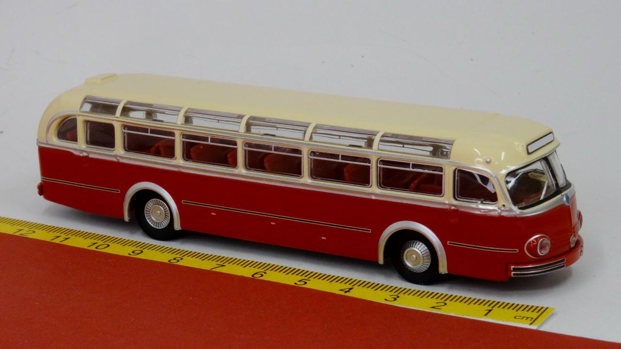 Mercedes O 6600 H beige rot - Brekina 50505