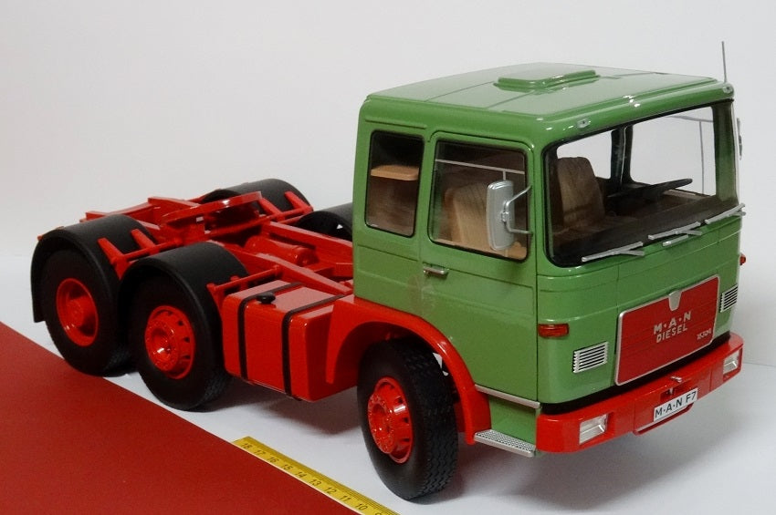 MAN F7 13.304 Zugmaschine grün 1:18 - Road Kings RK180052