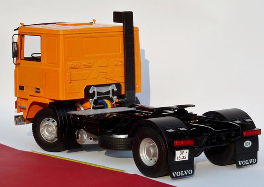 Volvo F10 VEB Deutrans Halle Dresden Potsdam orange schwarz 1:18 - Road Kings RK180035