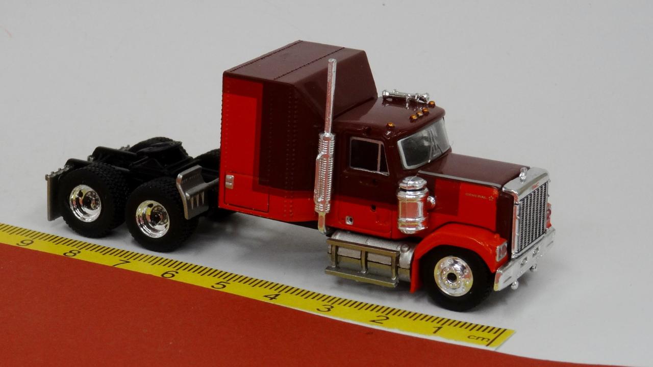 GMC General Zugmaschine dunkelrot hellrot - Brekina 85777