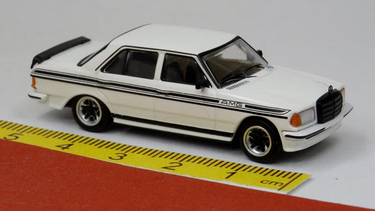 Mercedes W123 AMG (1980) weiß mit Dekor - PCX87 871561