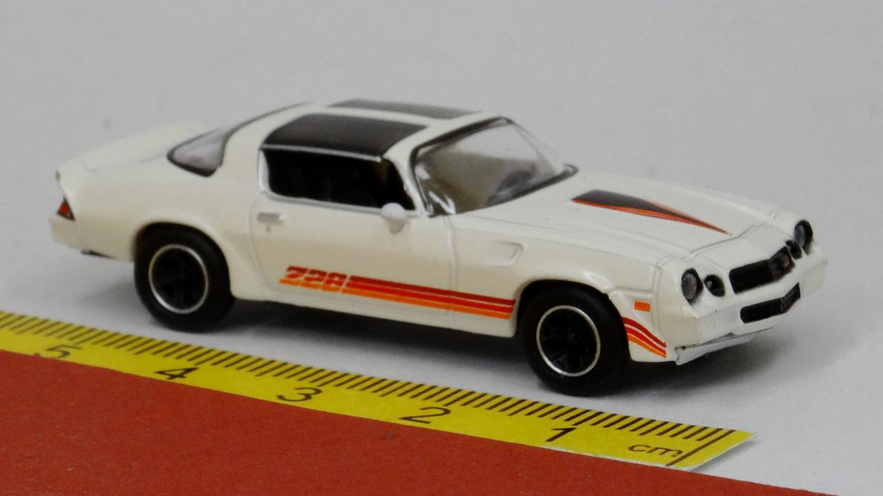 Chevrolet Camaro 1980 weiß mit Dekor - Brekina 18053