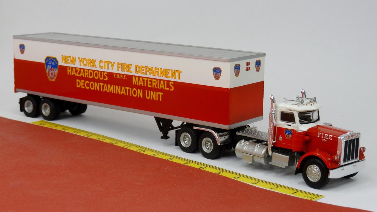 Peterbilt 359 Koffersattelzug FDNY New York - Brekina 85721