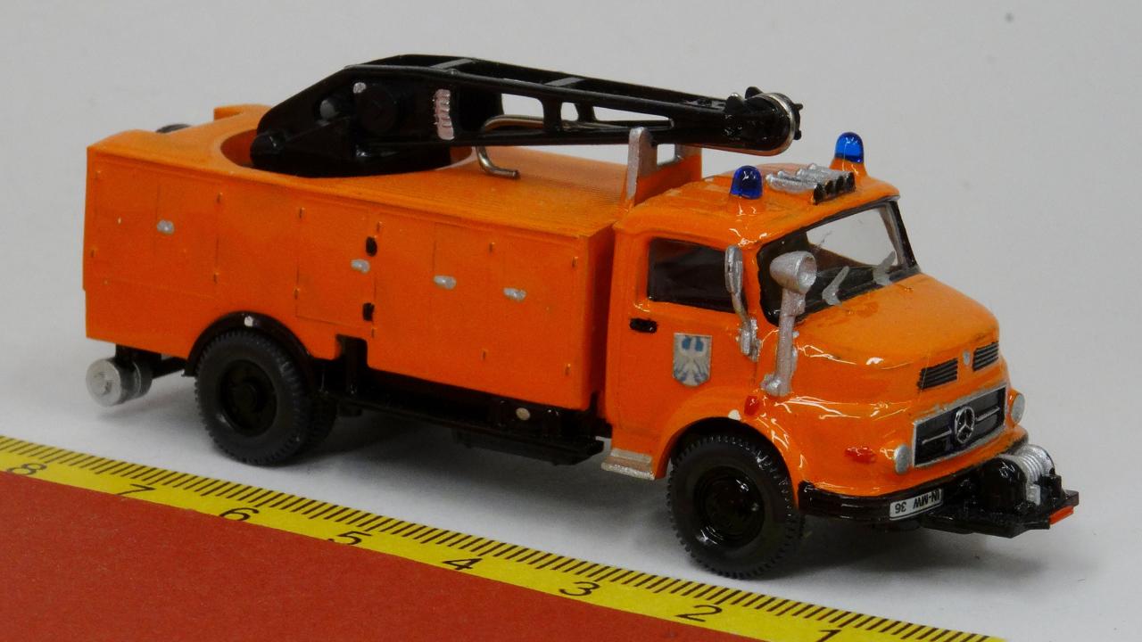 Betriebsfahrzeug Eigenbau: Mercedes Bergekran orange