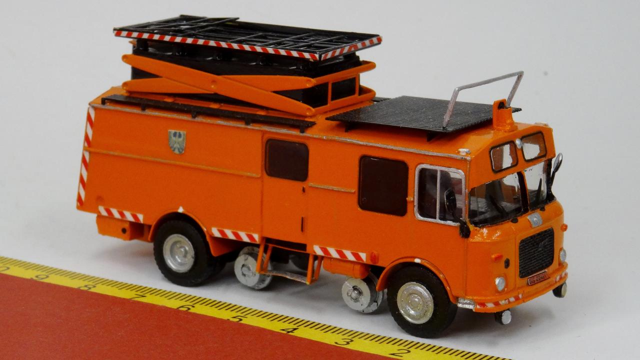 Betriebsfahrzeug Eigenbau: Skoda Turmwagen orange