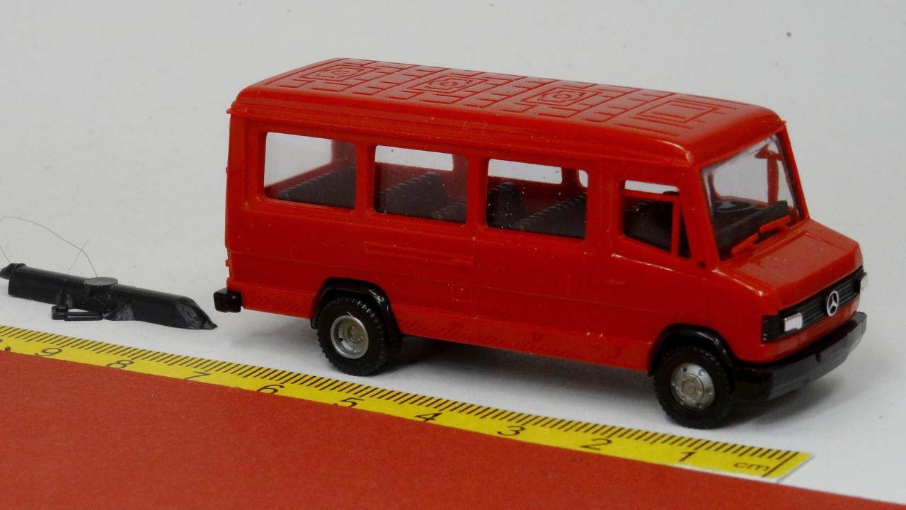 Mercedes Vario T2 Bus rot - Praline (A2)