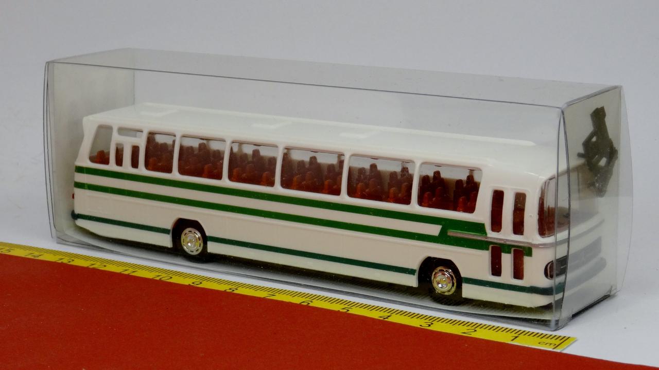 Mercedes O 302 Reisebus weiß grün - HO Classic (A6)