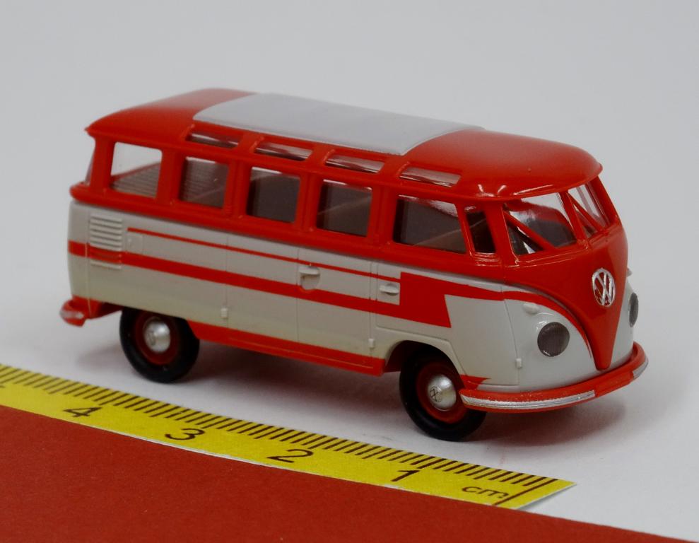 Volkswagen T1b Samba Bus rot weiß - Brekina 31843