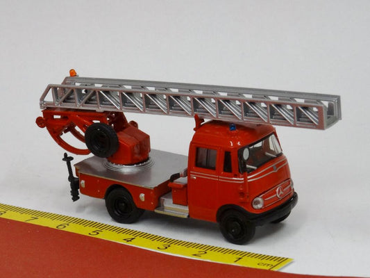 Mercedes MB L 319 DL18 Drehleiter Feuerwehr rot schwarz - Brekina 36075