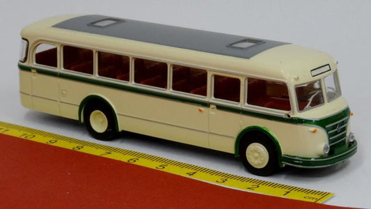 IFA H6B Bus elbenbein grün - Brekina 59851