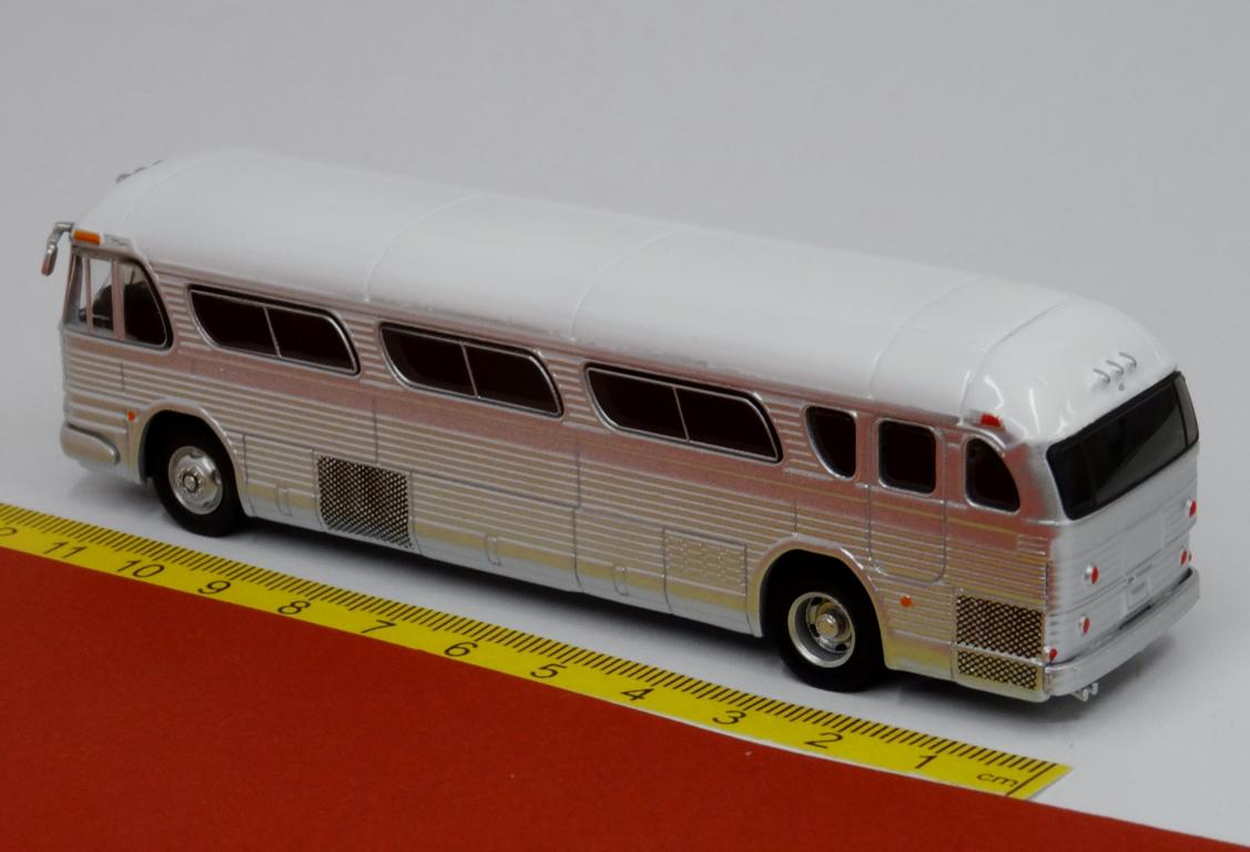 GM PD4104 Motorcoach: silber neutral - Iconic Replica IR-0206